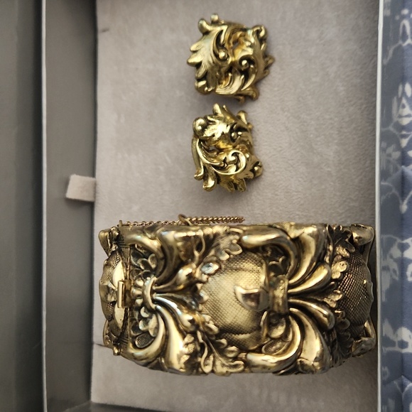 WHITING & DAVIS Bracelet and matching clip on screw bk earrings - Picture 9 of 12